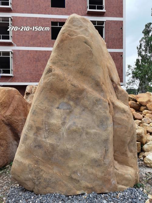 天然山峰形态景观石 自然造化的立体山水与刻字艺术